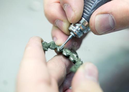 烤瓷牙的成本一般多少钱,800块钱左右的烤瓷牙是什么材质