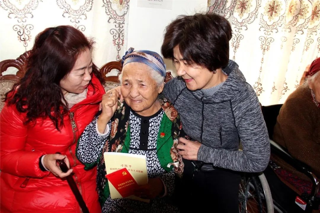 *疆新**欢喜老年公寓创始人热孜亚：她用爱为老人心中照进一束光