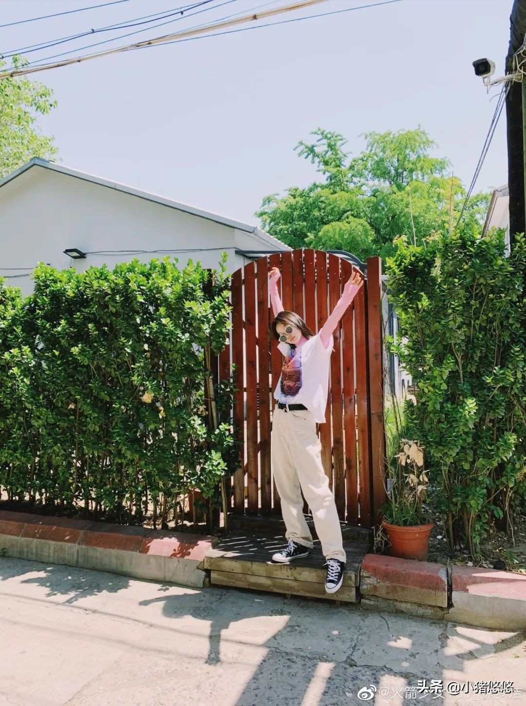 连帽卫衣白色帆布鞋高级穿搭,绿色卫衣配帆布鞋还是老爹鞋