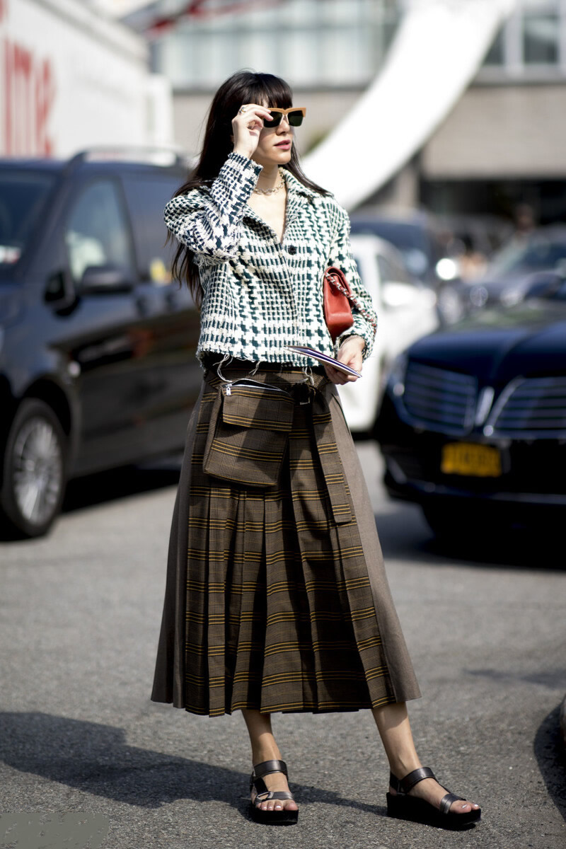 百褶裙西装外套搭配,范冰冰蓝衬衫百褶裙