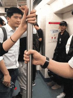 火车厕所下面是个洞,火车厕所有洞