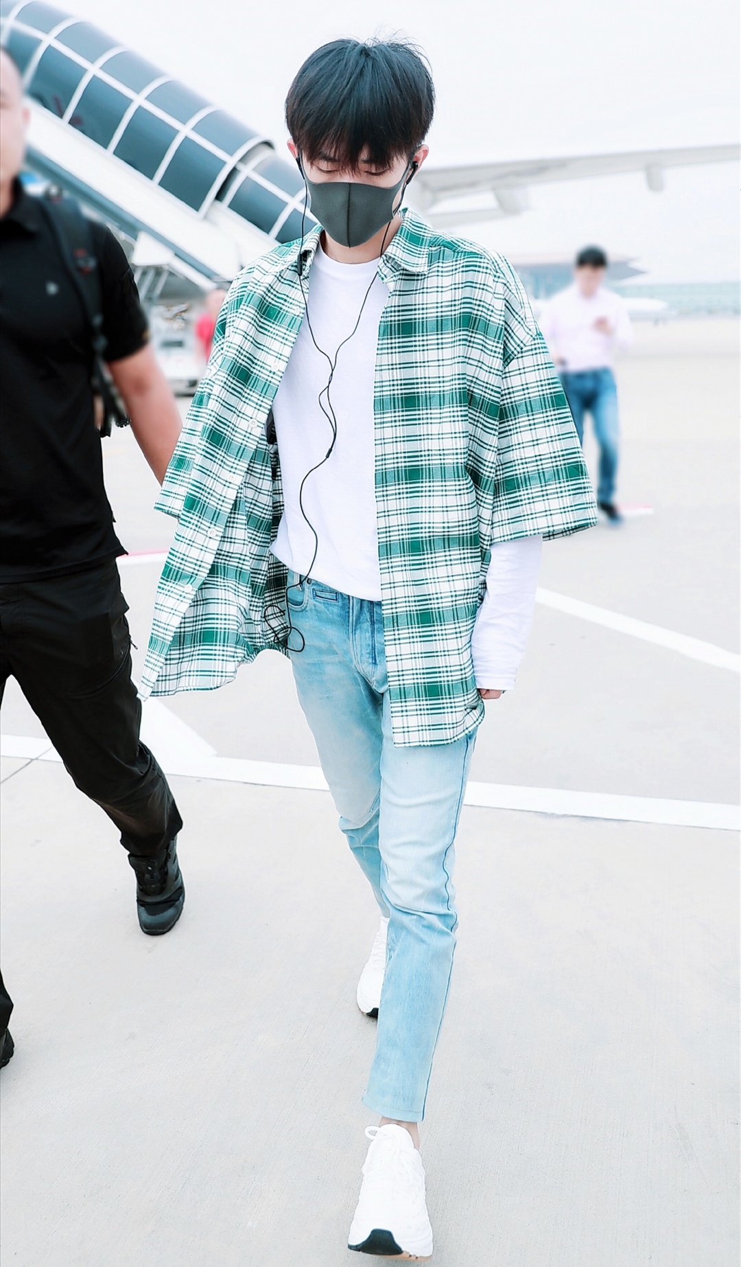 早秋格子衬衫穿搭2019,初秋必备单品经典白衬衫