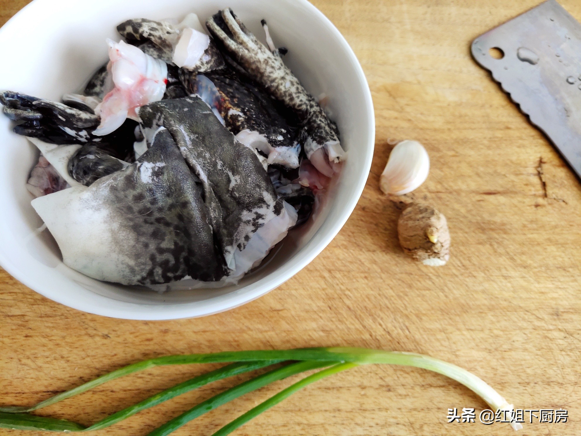 石蛙配上火腿蒸20分钟出锅，鲜嫩到连最后一滴汤都不愿意剩