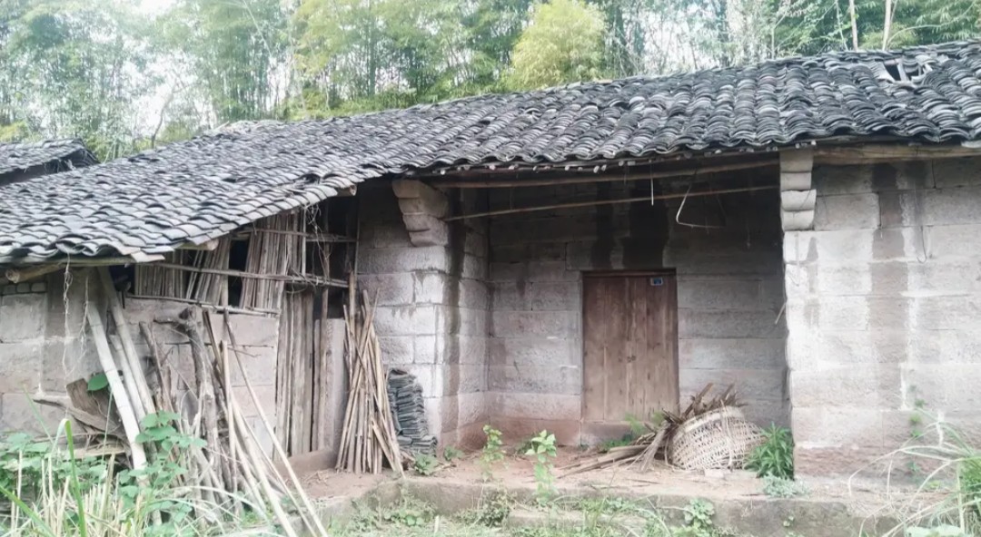 八九十年代的老瓦房，长年无人居住，确权登记时户主该写谁的名字