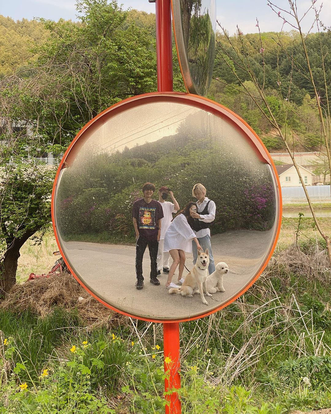 金泫雅和男朋友情侣装造型，想当街亲泫雅？果然韩国“狗粮”更香