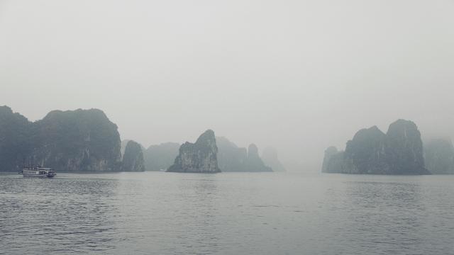 这里虽然风景如画人们生活的却很凄惨没日没夜的追着大船讨生活