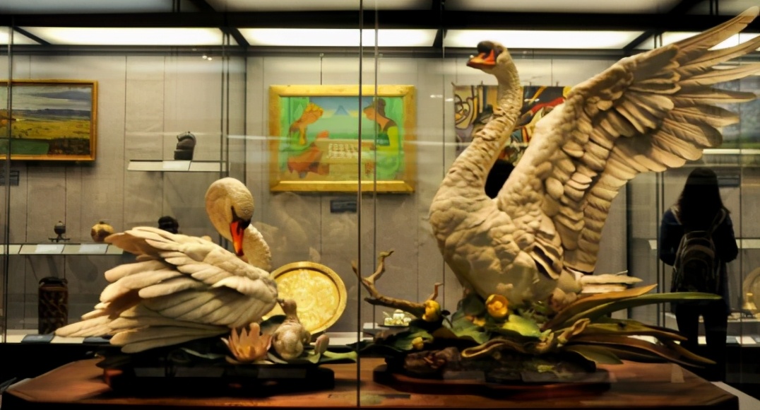 1972年,毛主席接见尼克松,笑着问他:你们常常利用姑娘做掩护?