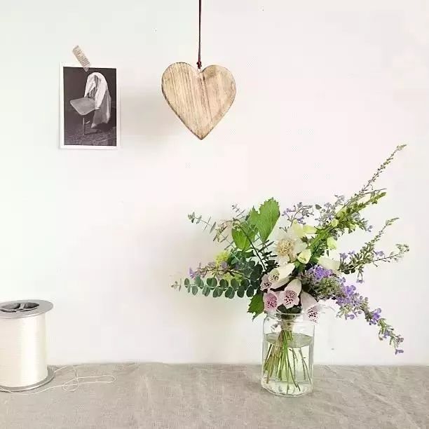 买回来的一束花如何插花,下班路上买一束花然后试着插花