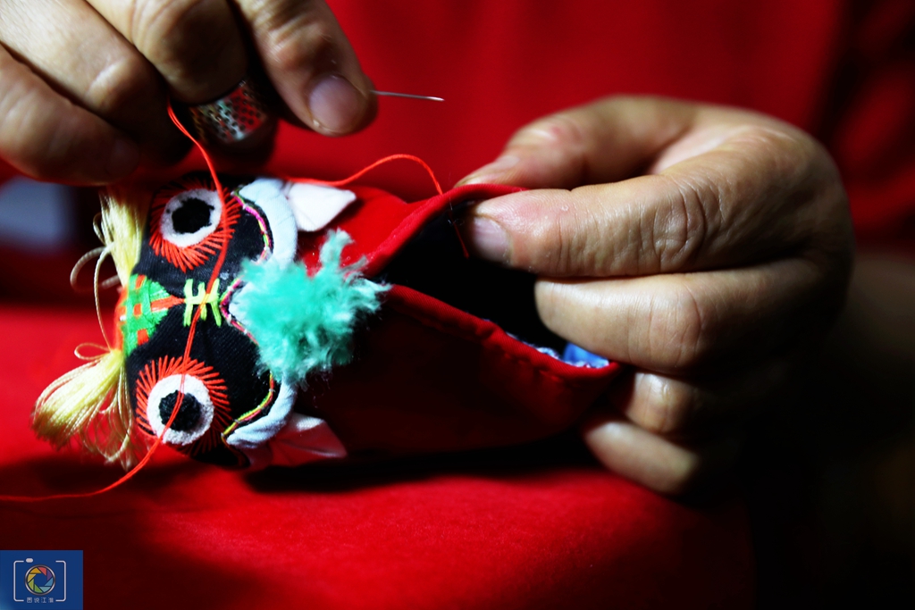 一双虎头鞋，传承100多年，别人种地他和妻子做鞋，一双能卖200元