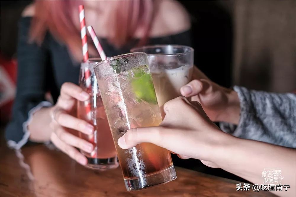 江北大道一家“特别”的酒吧，走进去发现全是外国人