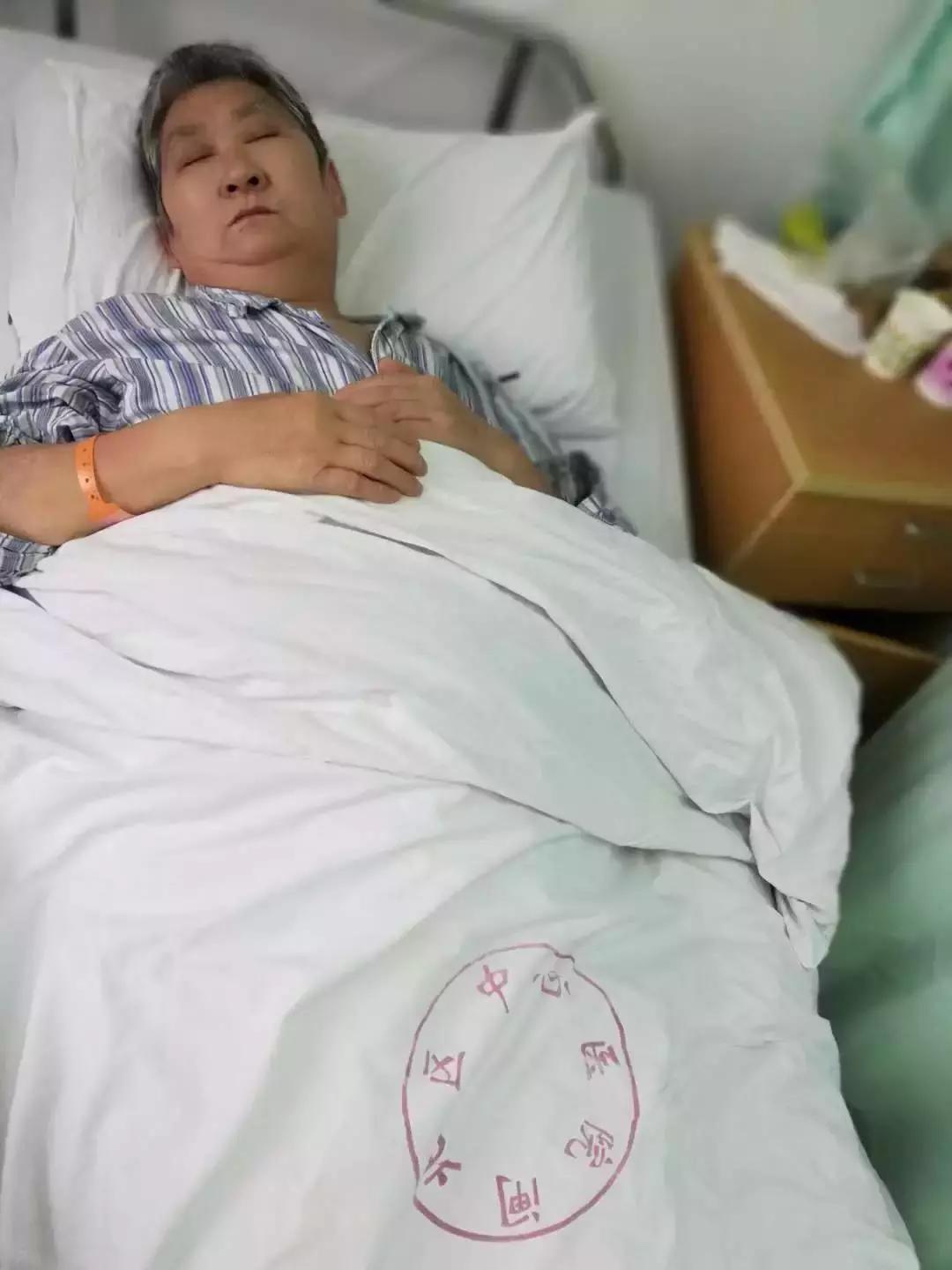 丈夫儿子患病主妇苦撑无奈,丈夫儿子接连偏瘫她7年自学复健