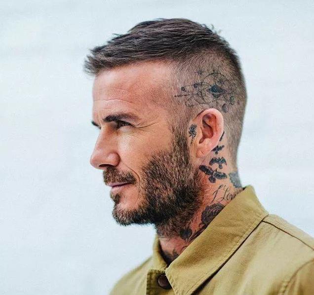 和女儿亲吻引争议,穿西装居然配拖鞋?大儿子的造型还被吐槽