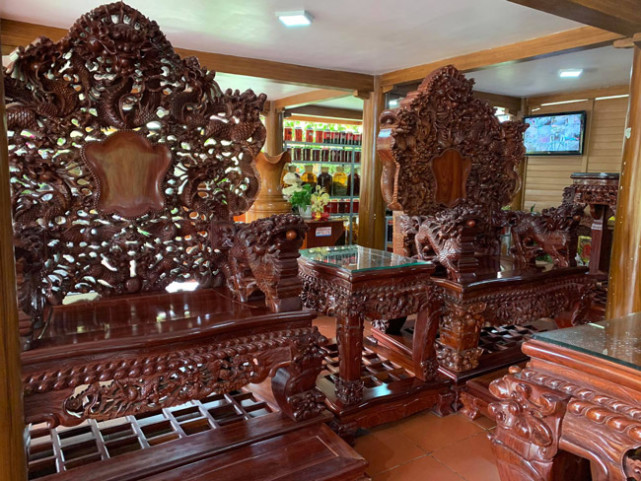 男子30年前收藏一套黑檀木家具，如今有人出800万他不舍得卖