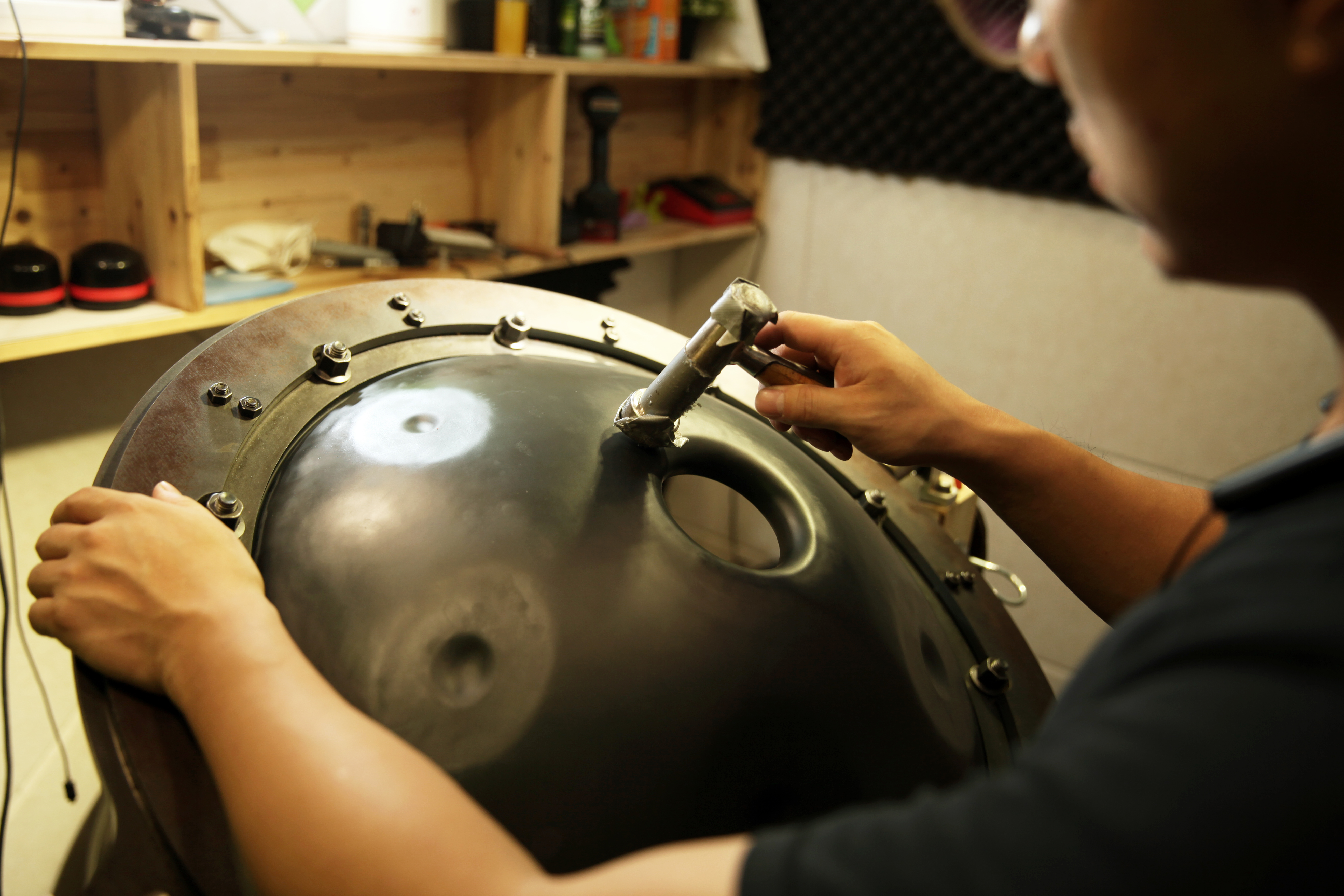 敲出空灵的乐器,像飞碟一样的敲打乐器