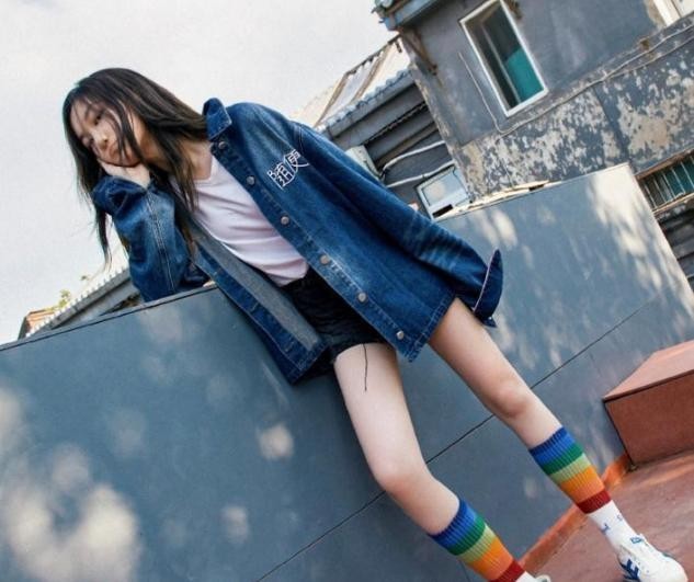 李嫣穿着一身黑色休闲装,李嫣染的黑发