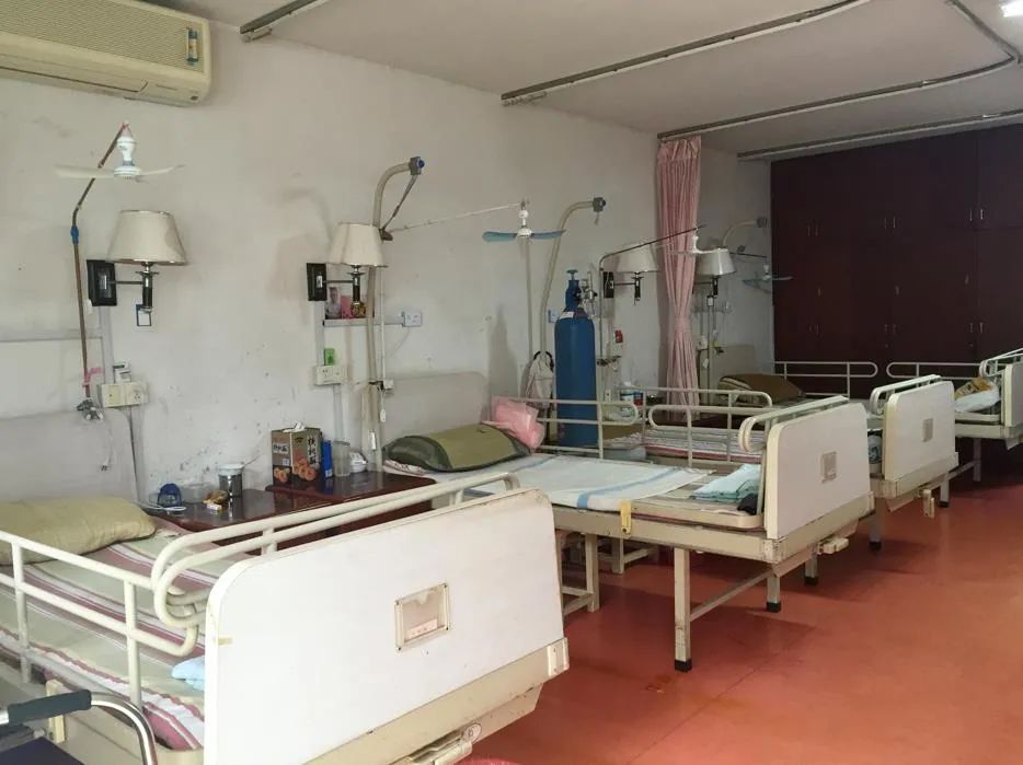 为了照顾他，只能绑住他｜养老院最残酷也最真实的一面