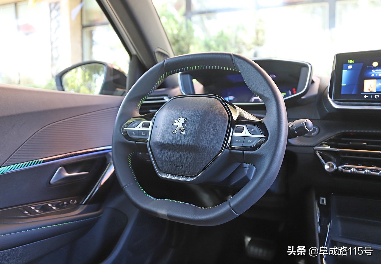 奶帅的面孔，裸眼3D的内容，一身名牌的e2008缺点究竟在哪