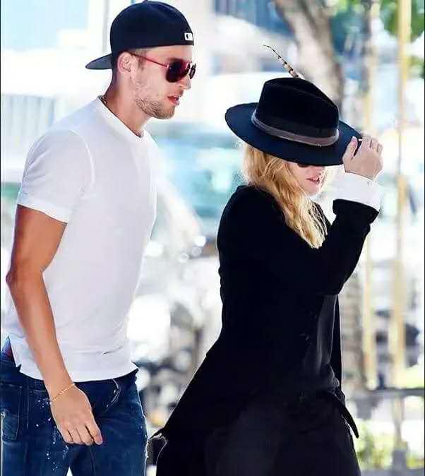 63岁麦当娜牵90后男友现身,麦当娜与小35岁新男友合照