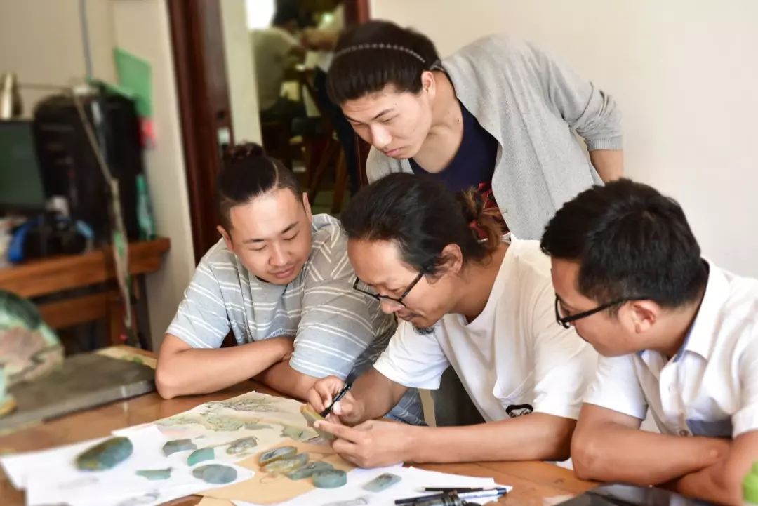 中缅边境翡翠交易市场有多赚钱,中缅边境翡翠交易市场直播