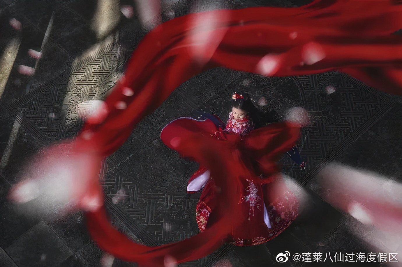 ​在蓬莱三仙山风景区美妙的取景，古风小姐姐如此惊艳堪称大片