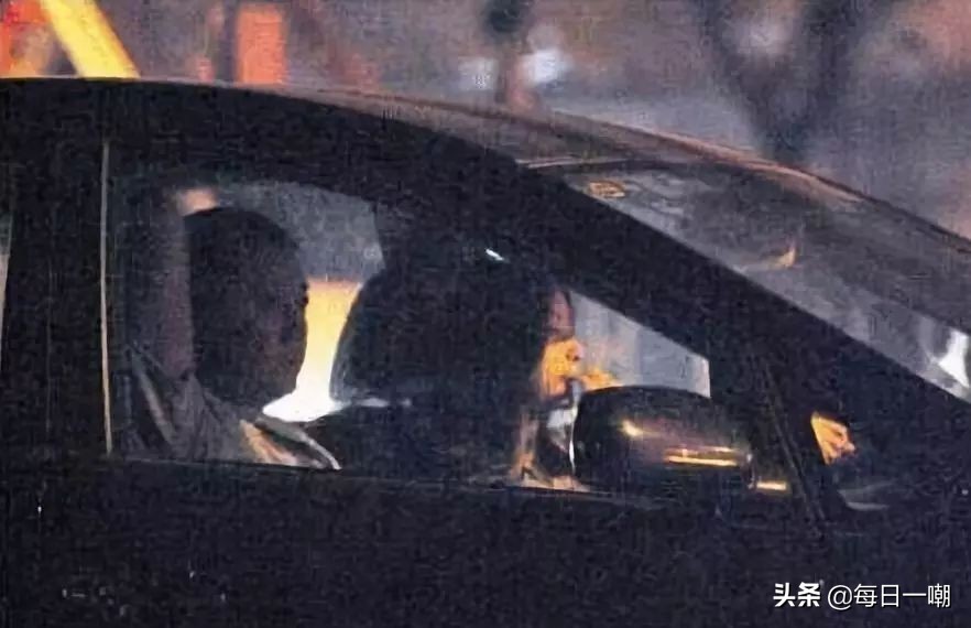 王子文高铁脚踩小桌,王子文道歉脚踩高铁桌板