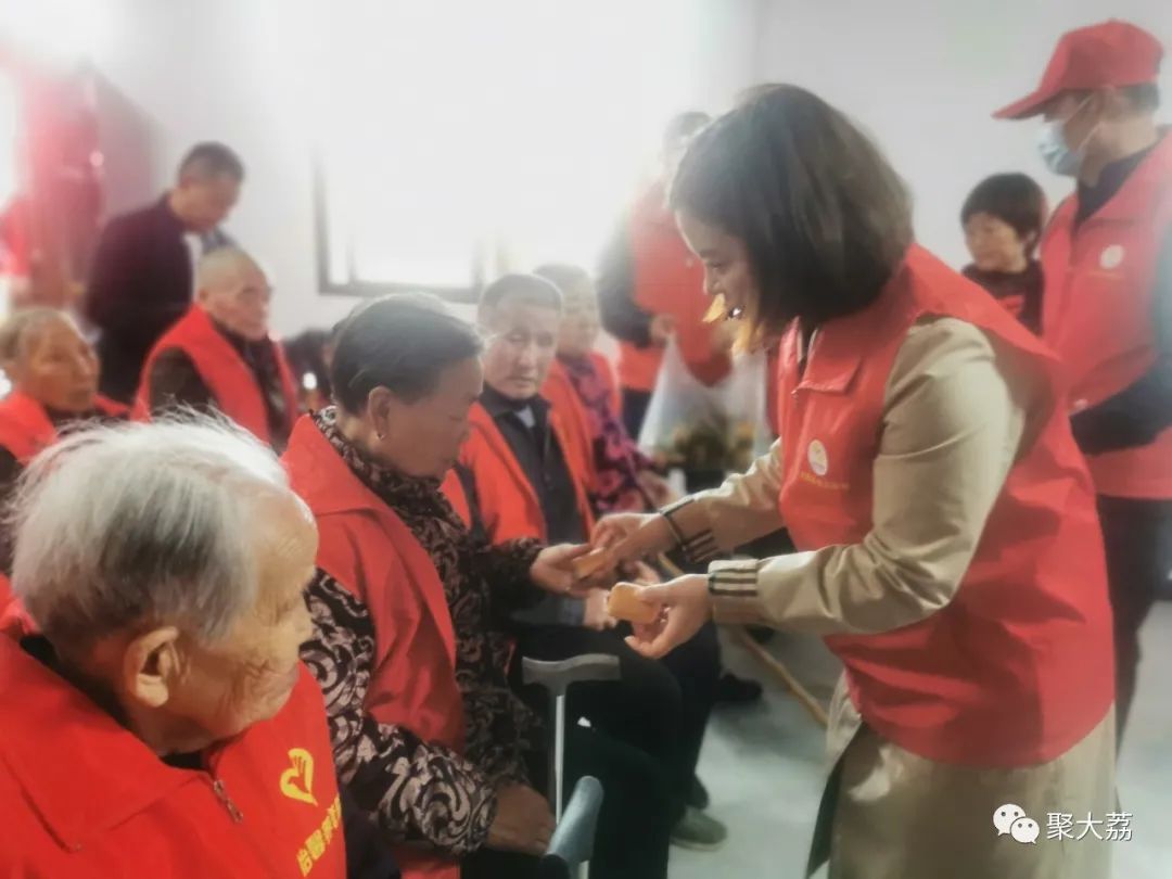 陪老人度过美好重阳节，大荔金龙、鸿运驾校、秦东考务中心在行动