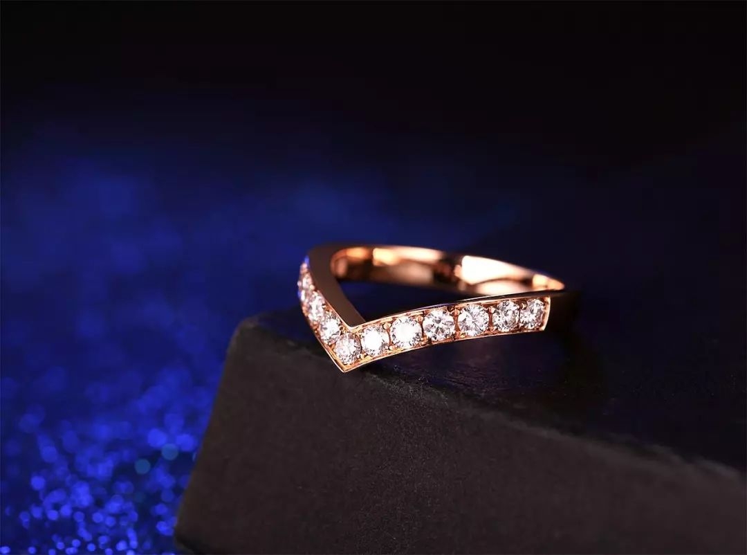 情侣戒指给女朋友戴哪个手指,情侣戒指女生该戴哪个手指