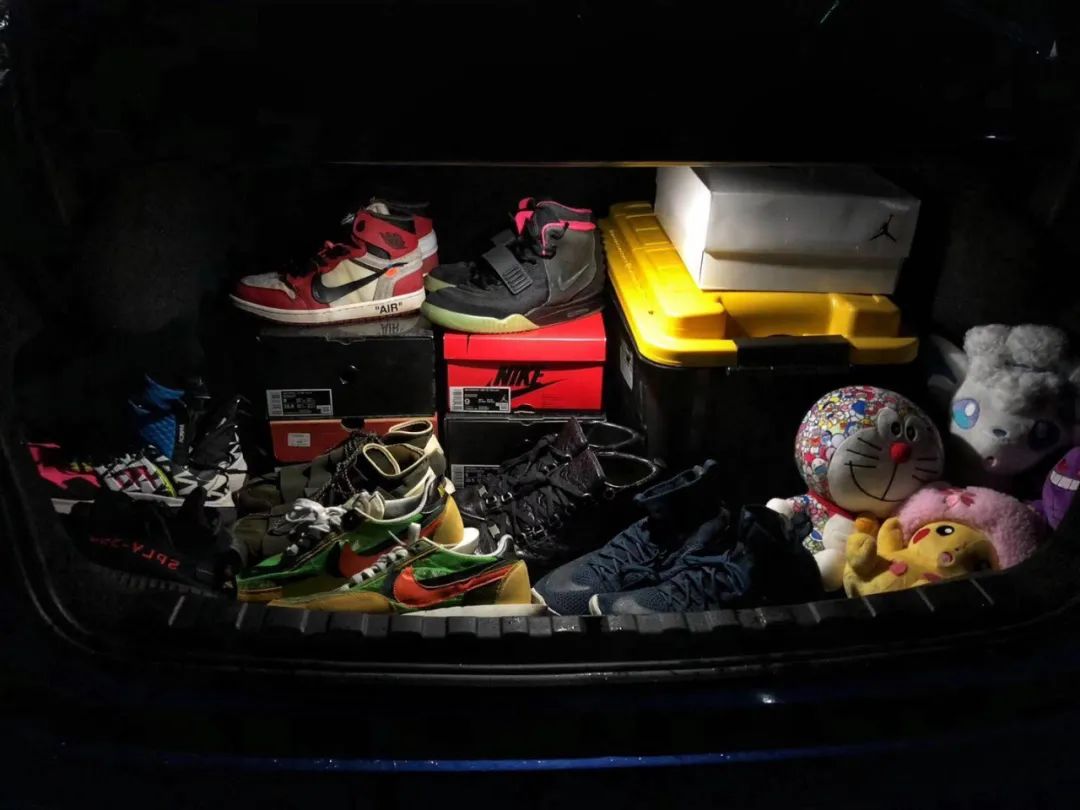 涨见识了!原来很多开宝马的都有一面鞋墙,穿的球鞋不上千就上万