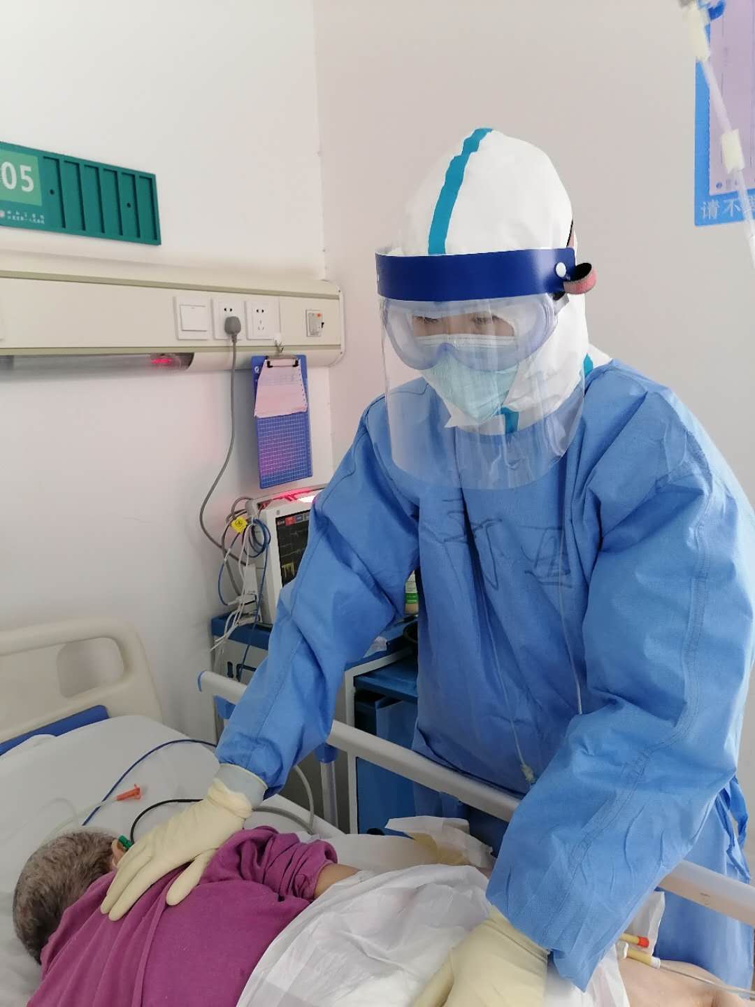 致敬最美医务逆行者,致敬医护最美逆行者