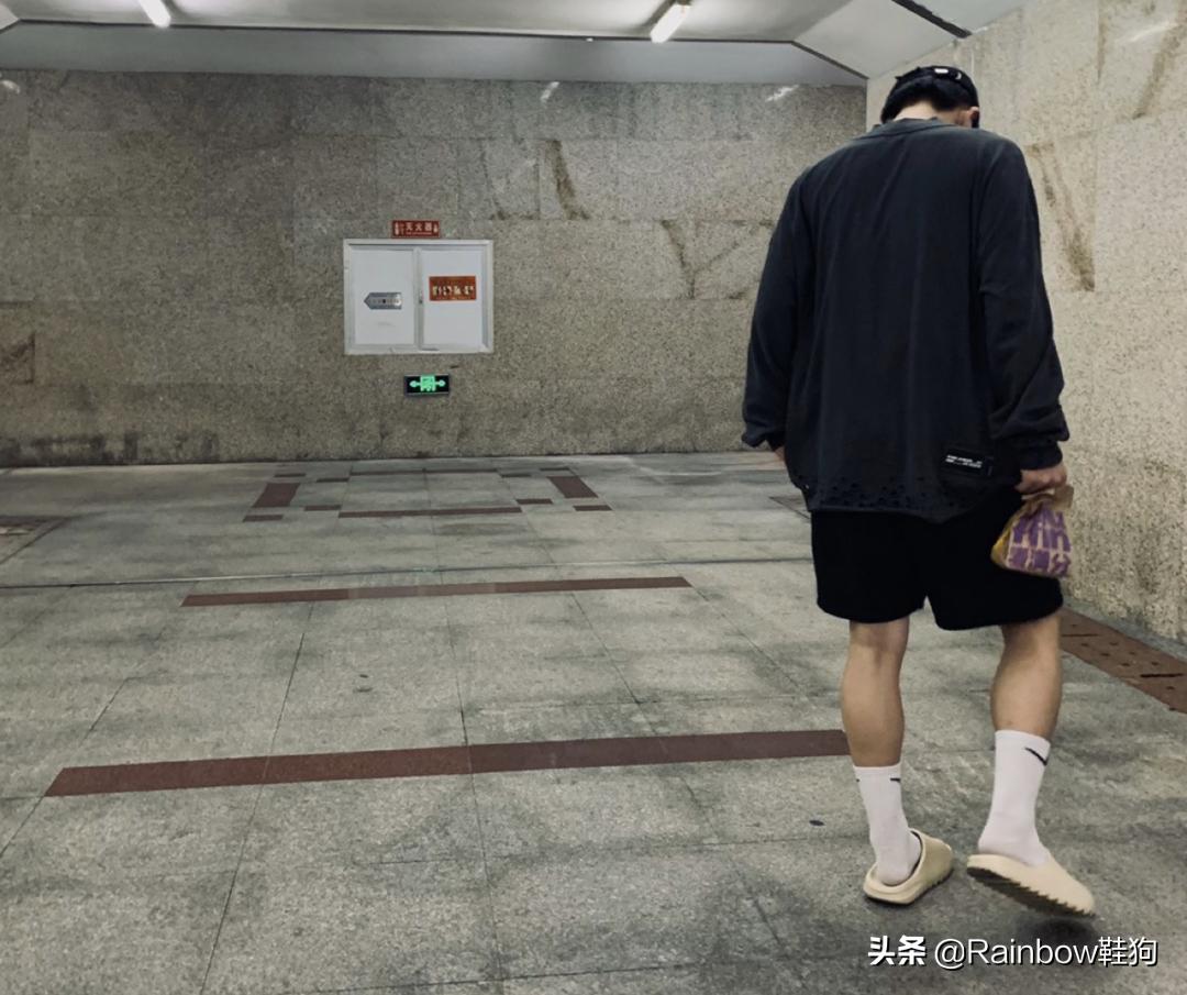 为什么yeezyslide有的很贵有的便宜,yeezyslide什么鞋