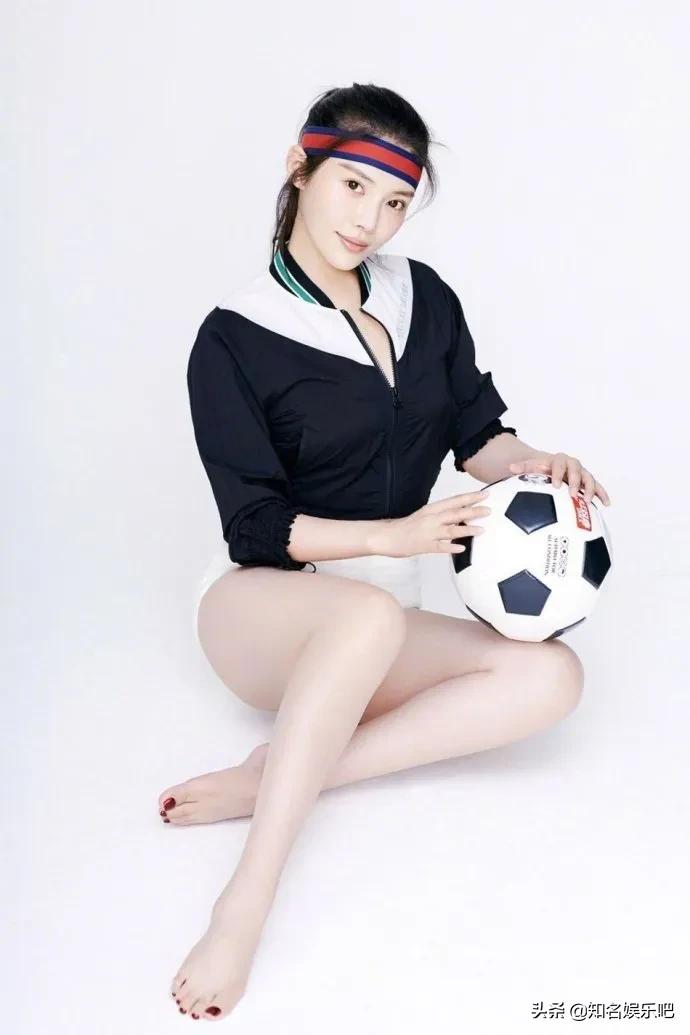 徐冬冬最新写真依旧性感抱足球秀长腿撩人满分