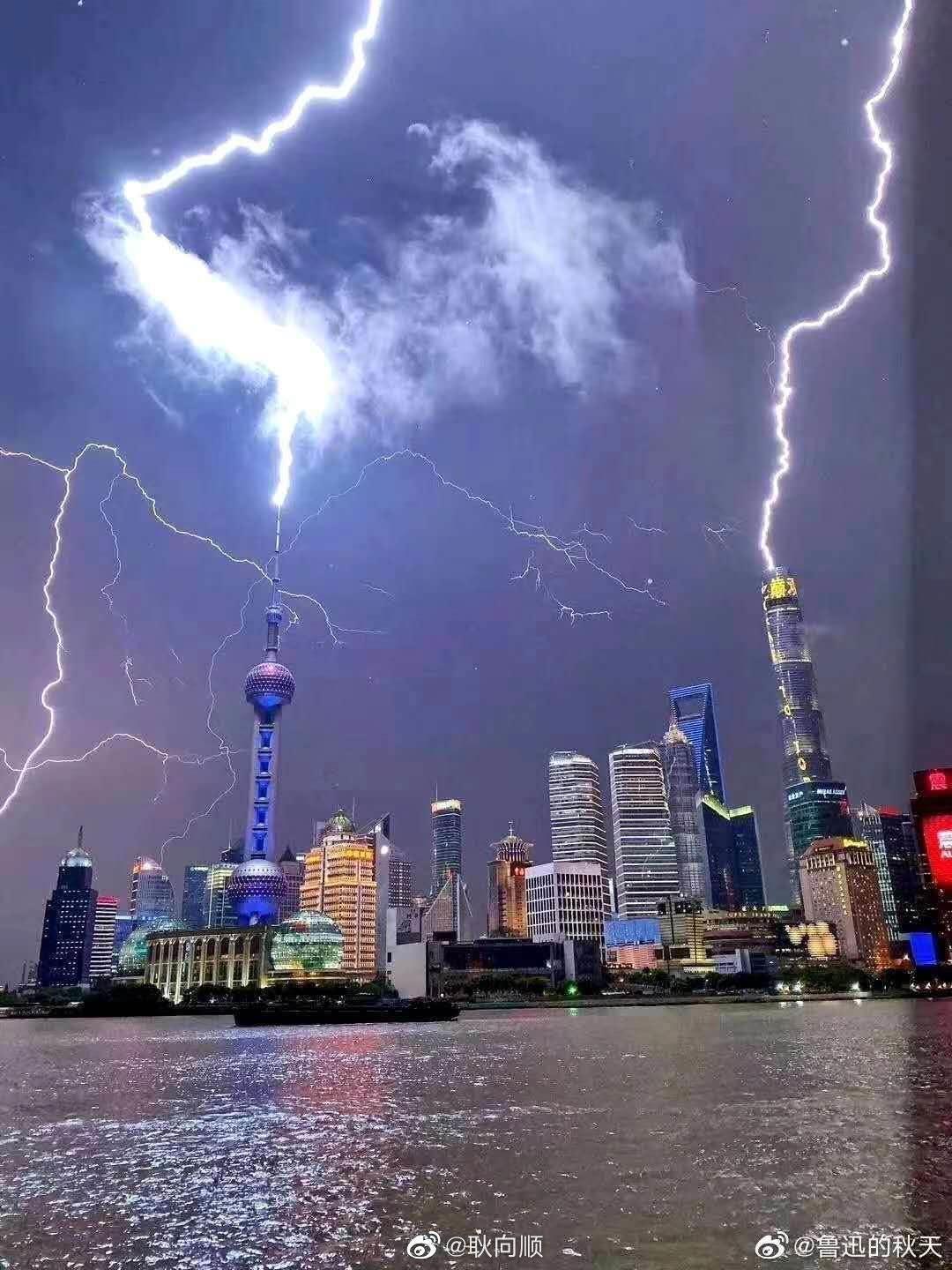 下雨天下雨天墙上湿吗,打雷下雨你会害怕吗
