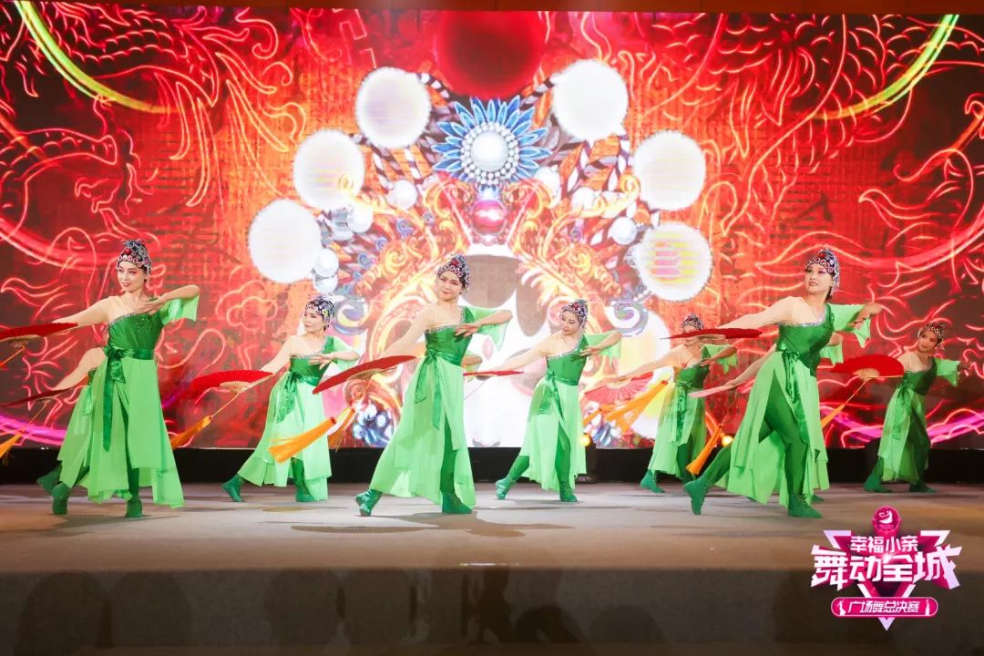 大妈们参加广场舞比赛,春晚广场舞比赛