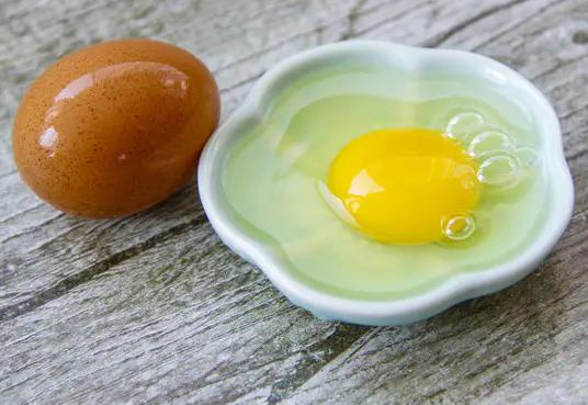 鼻子黑头被挤大了怎么办,如何遮住鼻子上的黑头