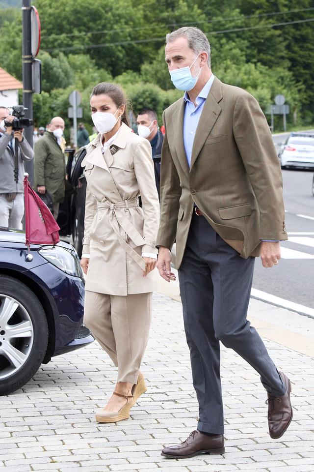 费莱夫妇重走来时路,莱后穿平底鞋健步如飞,搭配失策惨变五五分