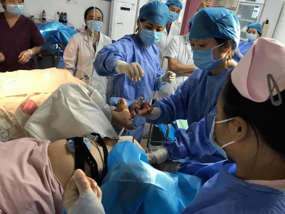 婴儿顺产被挤压的头型,顺产的时候宝宝被产道挤压了