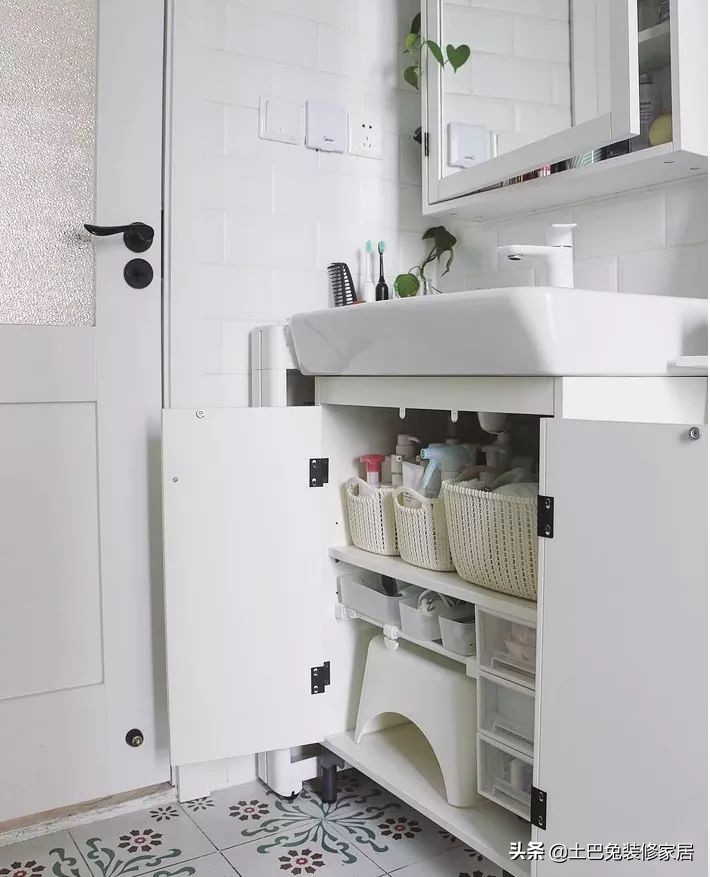 浴室柜陶瓷的好还是木质的好,浴室柜是pvc的好还是实木的好