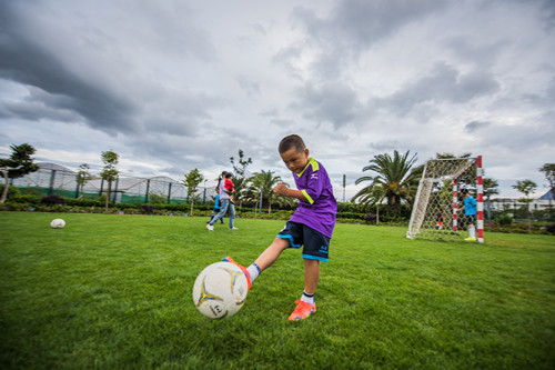 昆明青少年足球暑假培训班,昆明暑假儿童足球训练营封闭式