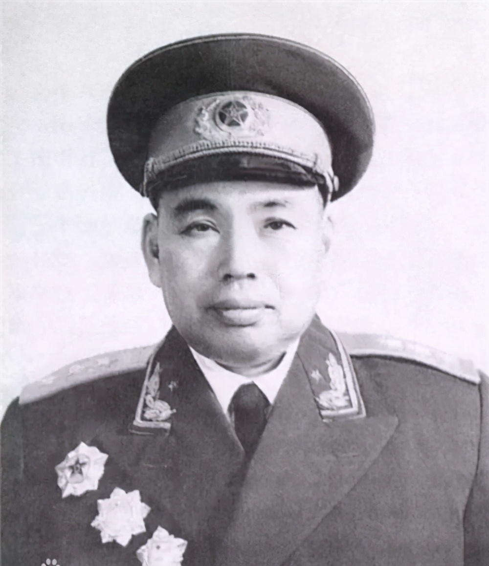 *世友许**悼念仪式：军区司令的花圈挤不进大厅，一挽联上30个人名