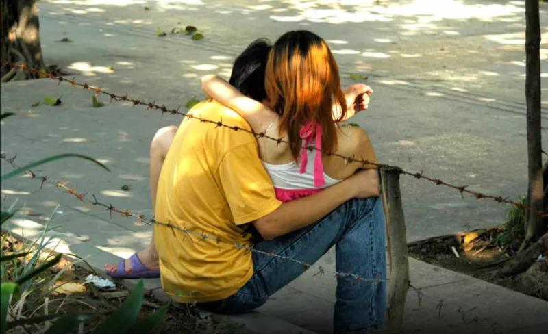 他用20年,拍下了流水线上的一代“打工人”