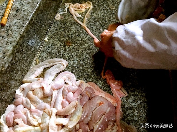 就地取材，用天然小肠灌出的香肠，再接受腊月洗礼，香辣到没朋友
