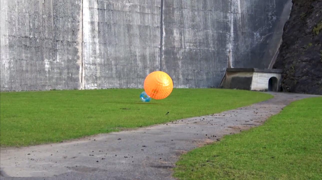 外国牛人作死实验高空抛物,老外高空趣味实验