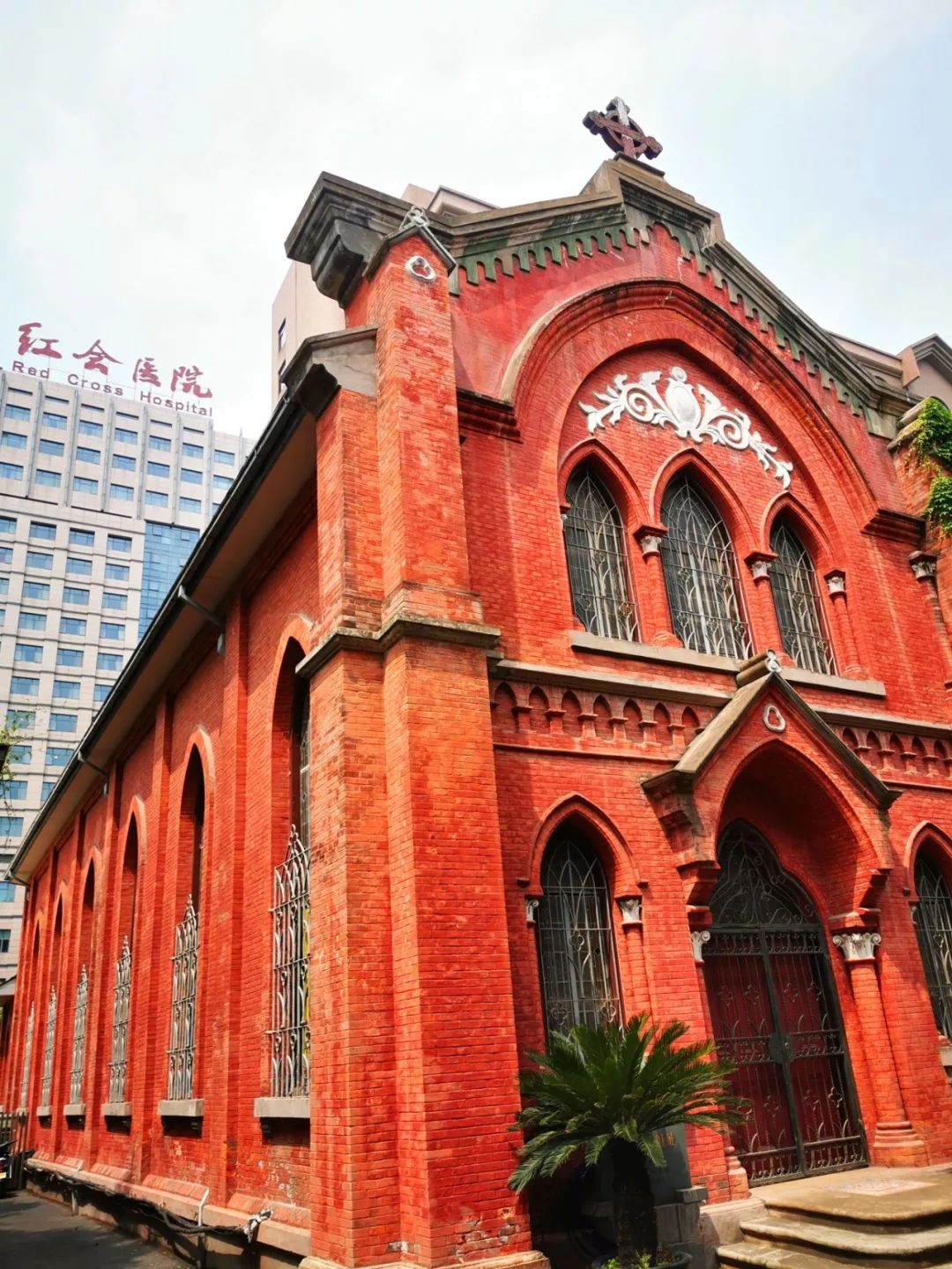 隐藏杭州红会医院内的红砖洋房，八十年前曾是贫苦百姓心中的圣地