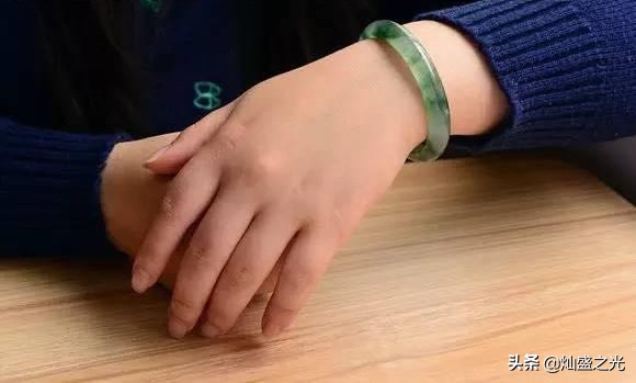 佩戴翡翠手镯的好处和坏处,翡翠手镯的各种佩戴方法