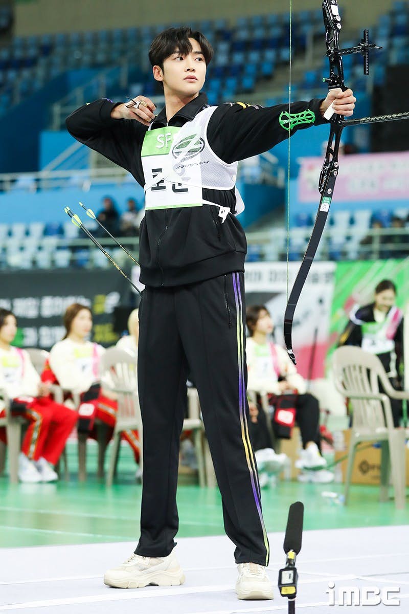 《偶像运动会》路云不会Wink睁着双眼射箭，依旧能正中红心