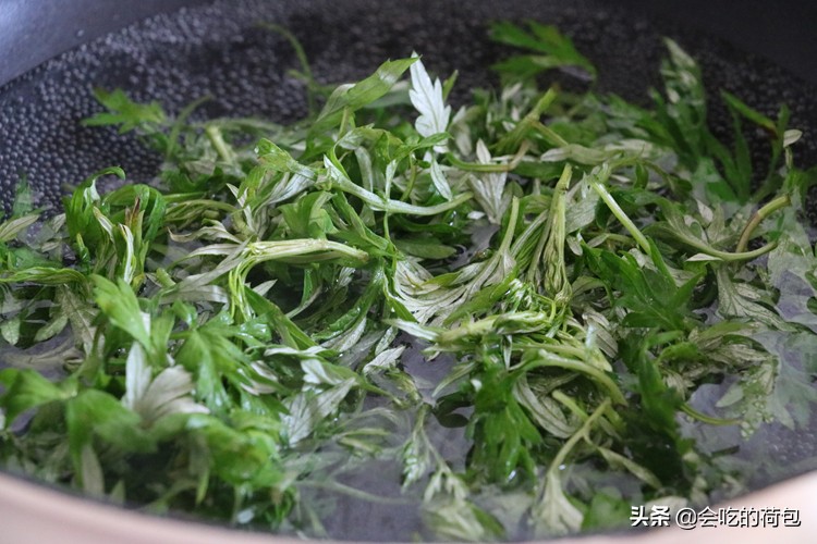 80岁奶奶教我用艾叶煮鸡蛋作用,鸡蛋和艾叶煮水喝有什么功效