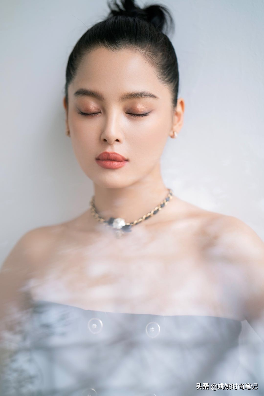 辛芷蕾香奈儿穿搭,辛芷蕾巴黎时装周穿白色拖地礼服