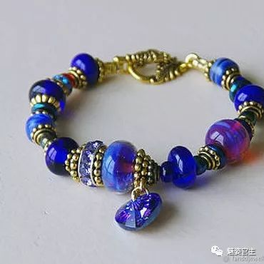 施华洛世奇水晶和珠子打造闪亮弹簧吊坠手链，附制作图解教程