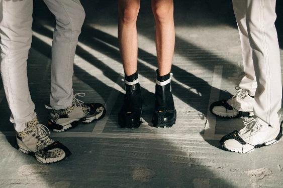 有许多配件的球鞋,拥有这些神器球鞋怎么会洗不干净