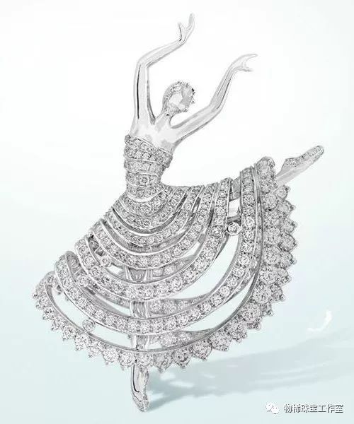 72岁女虎本命年戴什么首饰最好,本命年戴什么珠宝手链